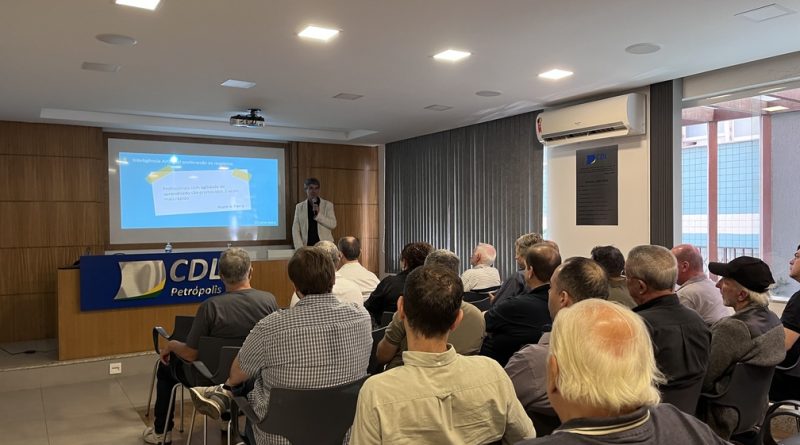 Empresários de Petrópolis acompanham palestra sobre IA e tendências do varejo com base na NRF 2025