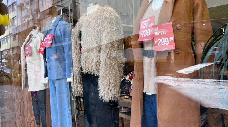 Moda que aquece: vitrines fervem no inverno petropolitano