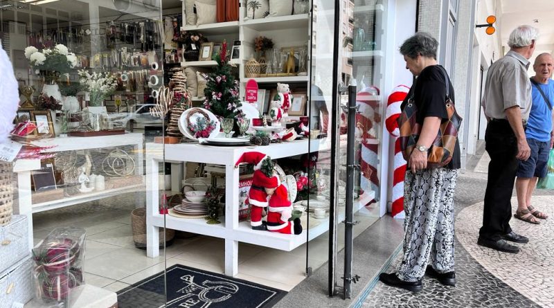 Metade do 13° salário vai para compras, aponta pesquisa do comércio