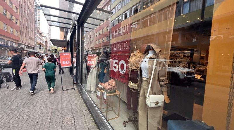 Liquidação de inverno chega com descontos de até 50% Liquidação de inverno chega com descontos de até 50%